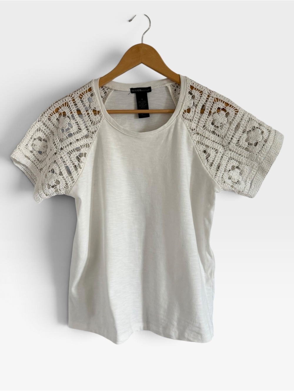 Design History White Crochet Sleeve Short Sleeve Tee